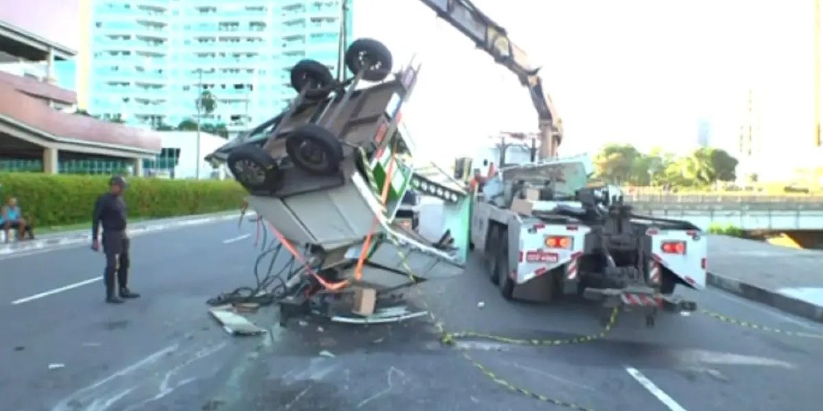 Reboque que transportava paredão de som tomba em Salvador