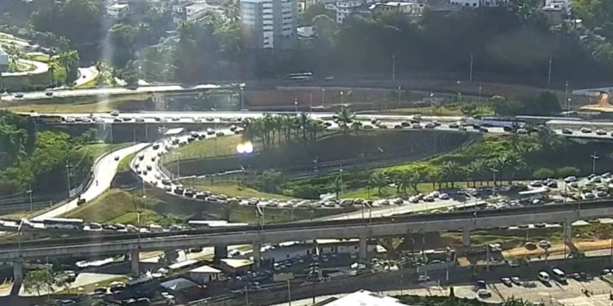 Interdição no viaduto Raul Seixas causa congestionamento na Avenida ACM