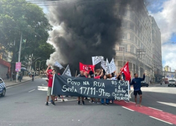 Grupo protesta na Av. Sete de Setembro devido ao aumento da passagem de ônibus em Salvador