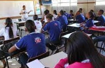 Estudantes do ensino médio terão poupança para permanecer na escola