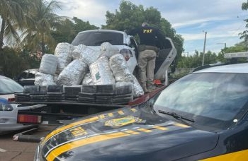 Adolescente é apreendido com 218 Kg de maconha em carro roubado