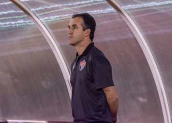 Vitória está muito próximo de renovação com Léo Condé; saiba detalhes