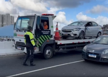 Carro capota em curva de viaduto na Avenida Paralela