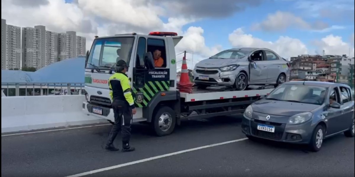 Carro capota em curva de viaduto na Avenida Paralela