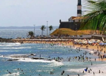 Após escorregar e bater a cabeça, idoso morre na praia do Farol da Barra