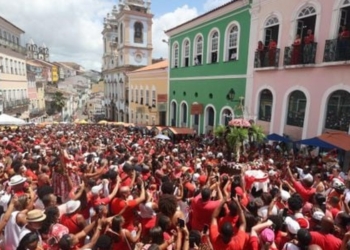 Durante a celebração de Santa Bárbara, pessoas passam mal com o calor