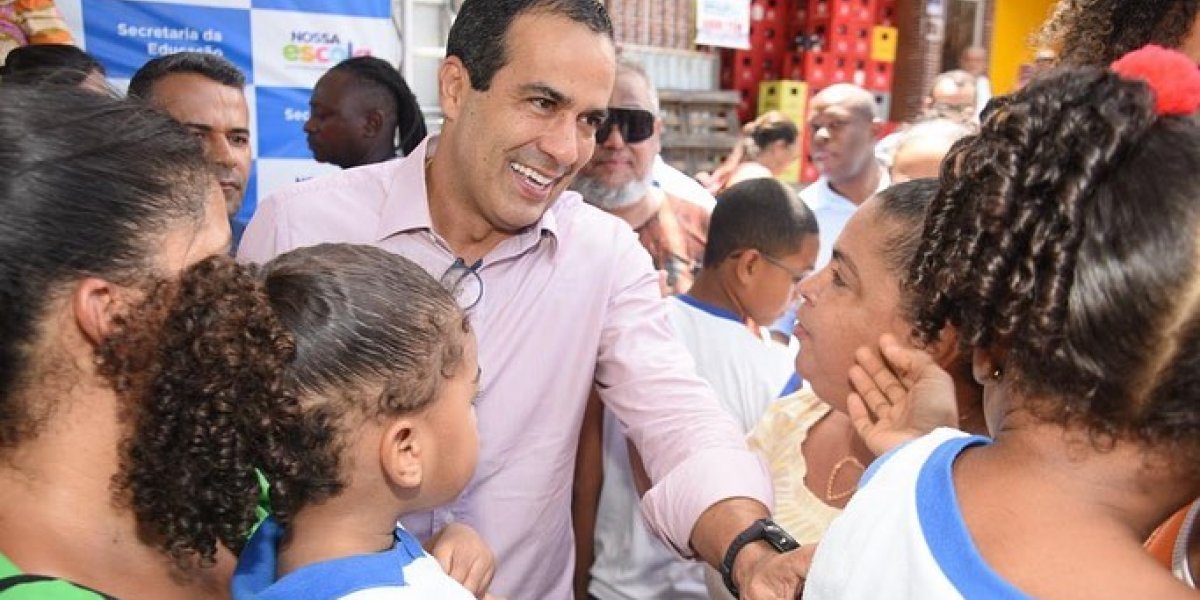 Bruno Reis assina a autorização para a reconstrução de escola em Paripe