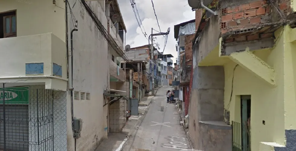 Homem troca tiros com polícia, invade casa e faz reféns em Salvador