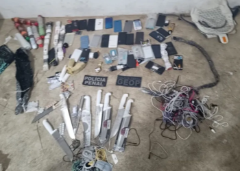 Homens são baleados ao tentar jogar facas e celulares para presídio