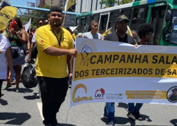 Trabalhadores terceirizados da prefeitura de Salvador protestam por reajuste salarial