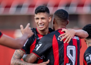 Estreantes brilham e Vitória aplica 3 a 0 na Juazeirense