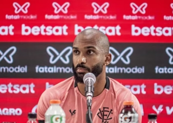 Lateral do Vitória afirma que Deyverson tem desejo de jogar no Rubro-Negro