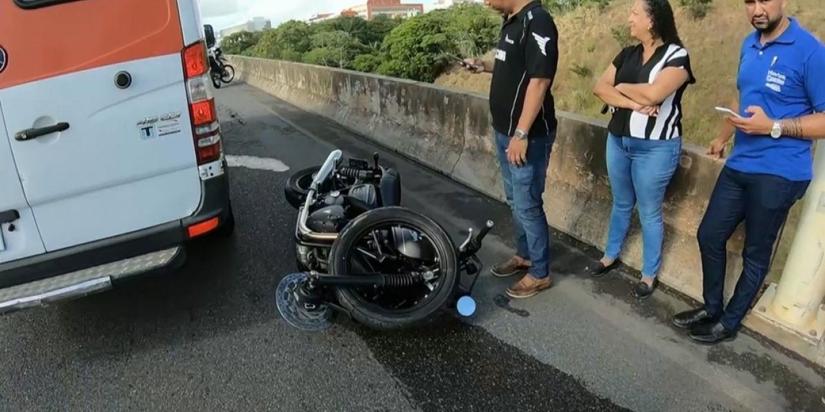 Batida entre motocicleta e carro de homem ferido em Salvador