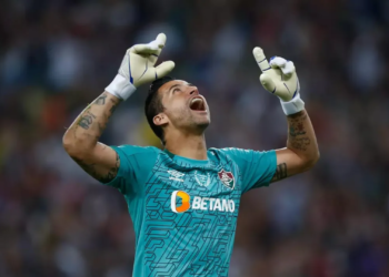 Fábio, do Fluminense, é o segundo jogador mais jogos no século 21