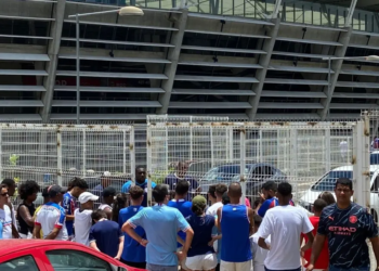 Torcedores enfrentam enorme fila para ver taças do City no Museu do Bahia; organização encerra entrada