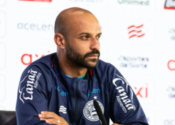 Thaciano comenta sobre titularidade em 2024: “Deixo para o Rogério”