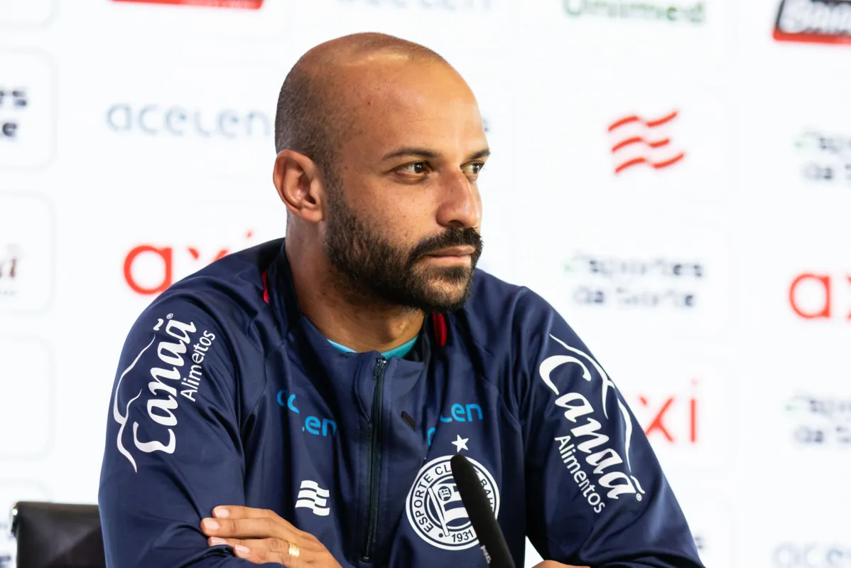 Thaciano comenta sobre titularidade em 2024: “Deixo para o Rogério”