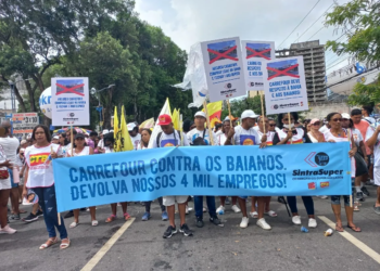 Trabalhadores protestam em Salvador contra demissões no Carrefour