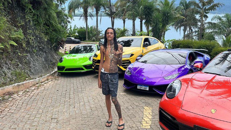 Filho de chefe do Comando Vermelho acumula fortuna com carros de luxo e até animal de estimação raro