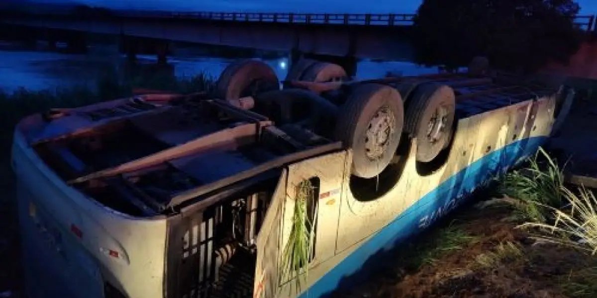 Cinco pessoas morrem após ônibus tombar no sudoeste do estado