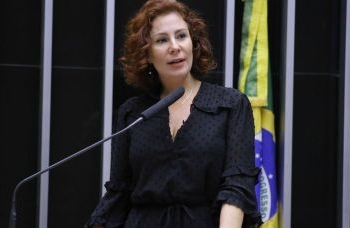 TSE multa deputada Zambelli em R$ 30 mil por fake news