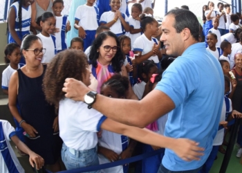 Prefeitura entrega 1ª escola municipal com piscina semiolímpica