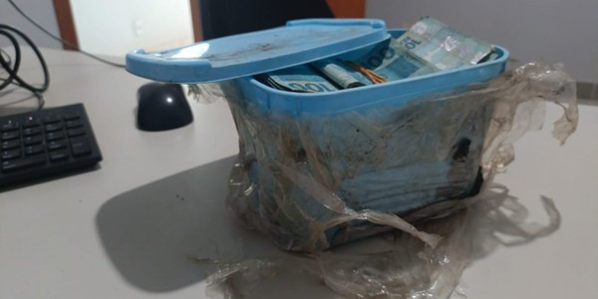 Aposentado encontra pote de sorvete com dinheiro ao limpar terreno