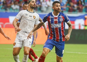 Atacante do Bahia dá cabeçada em jogador do Sport e pode sofrer punição