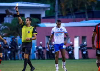 Copo, sandálias e moeda: Diego Pombo Lopez cita arremessos no clássico Ba-Vi