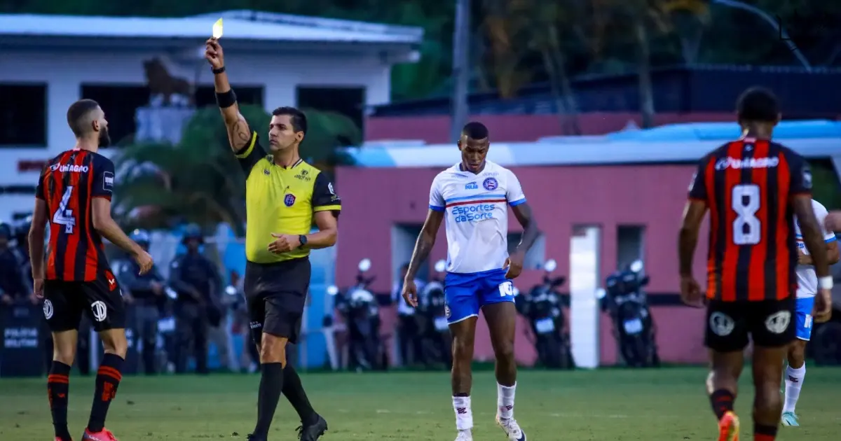 Copo, sandálias e moeda: Diego Pombo Lopez cita arremessos no clássico Ba-Vi