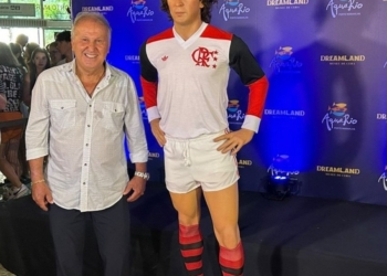 Zico é homenageado com estátua de cera em tamanho real