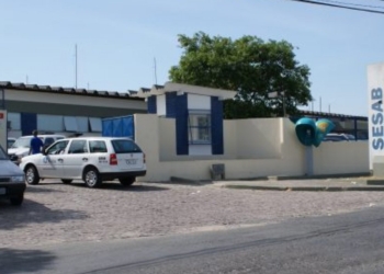 Mulher dá à luz em banheiro de hospital sem saber que estava grávida