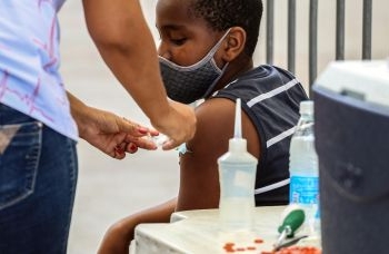 Cobertura vacinal da Covid-19 em crianças ainda está abaixo do esperado