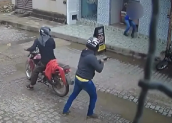 Dupla tenta executar homem em frente a mercado