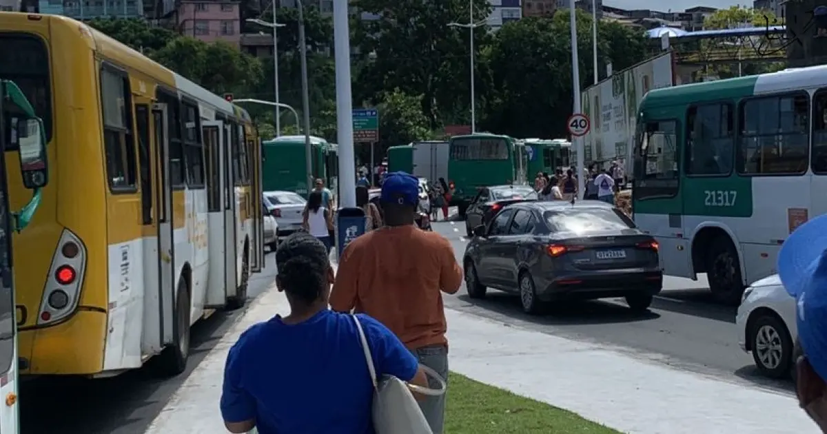 Rodoviários fazem protesto e bloqueiam acesso à Estação da Lapa nesta segunda-feira