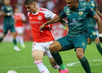 Torcedores do Inter protestam após empate na Sul-Americana contra time boliviano no Beira-Rio
