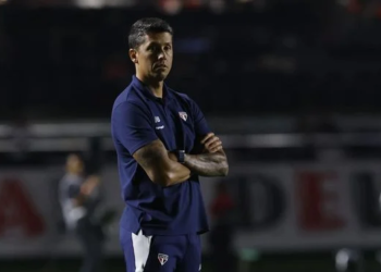 São Paulo demite técnico Thiago Carpini após derrota para o Flamengo