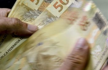 Juros recuam, mas rotativo do cartão sobe, atingindo 423,5% ao ano