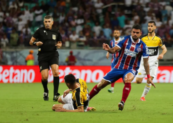 Análise do VAR sobre possível pênalti em Bahia x Criciúma