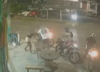 Câmera de segurança registra momento em que casal tem moto roubada