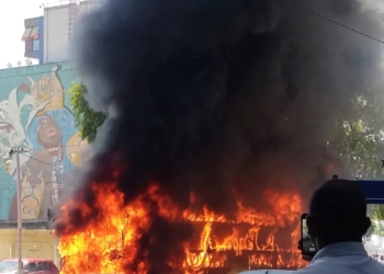 Ônibus pega fogo no bairro do Comércio, em Salvador