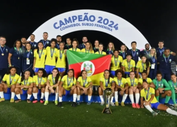 Após premiação do deca no Sul-Americano sub-20, Seleção feminina homenageia vítimas das enchentes no RS