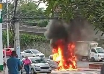 Carro pega fogo na Av. Juracy Magalhães