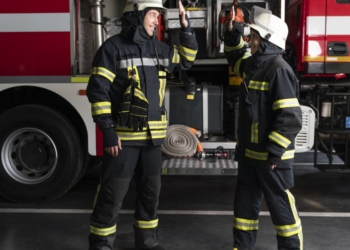 Incêndio de grandes proporções causa destruição em galpões de Simões Filho