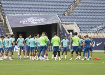 CBF pede para jogador não usar o cabelo rosa na seleção brasileira