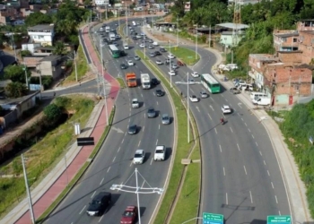 Carro capota na Av. Gal Costa na manhã desta quinta-feira (11)