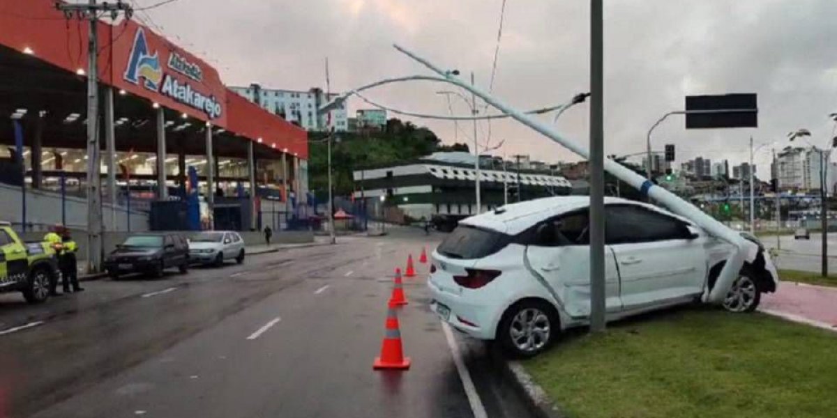 Mulher perde controle de carro na Av. Vasco da Gama na madrugada de hoje (26)