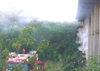 Galpão pega fogo no bairro de Águas Claras em Salvador
