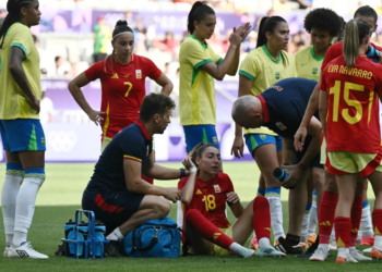 Marta é expulsa após chutar cabeça de jogadora espanhola; assista