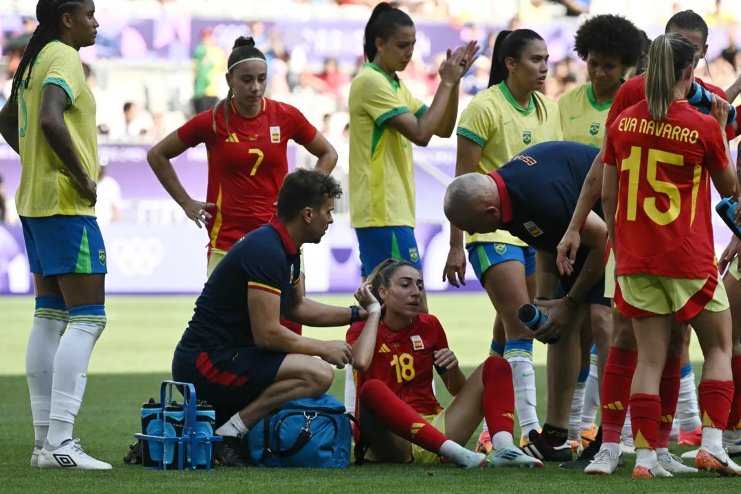 Marta é expulsa após chutar cabeça de jogadora espanhola; assista
